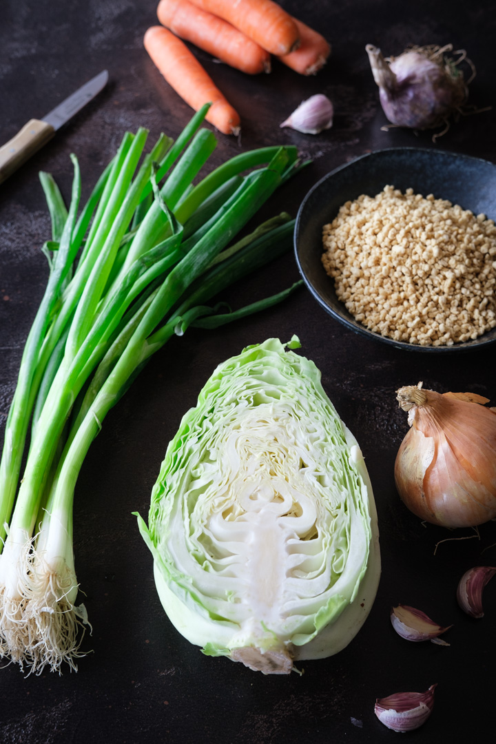 Ein halber Spitzkohl, Frühlingszwiebeln, Karotten, Sojagranulat, Zwiebeln und Knoblauch