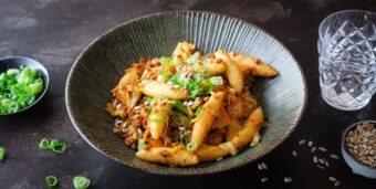 Vegane Spitzkohl-Hack-Pfanne mit Schupfnudeln