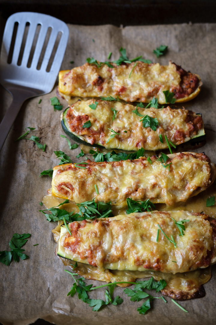 Vegane gefüllte Zucchinischiffchen auf einem Backblech