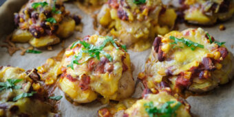 Überbackene vegane Quetschkartoffeln mit Chili sin Carne auf einem Backblech