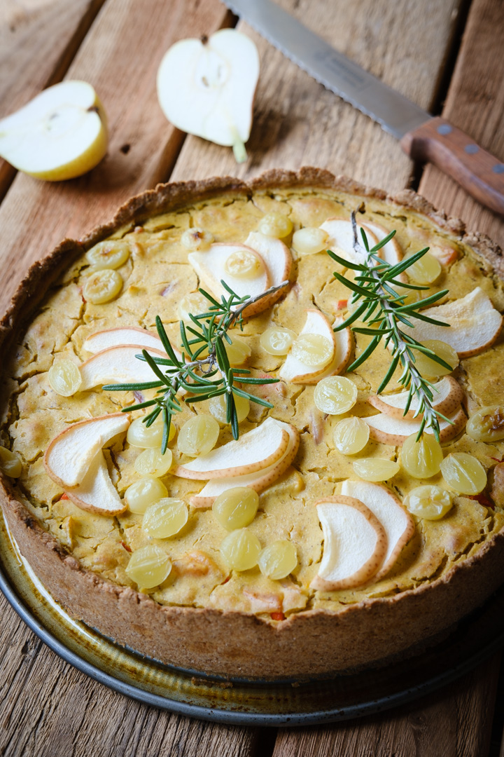 Eine vegane Kürbis-Birnen-Quiche mit Cashew-Tofu-Creme