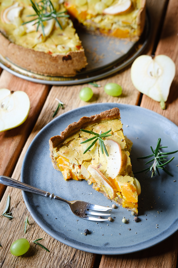 Eine vegane Kürbis-Birnen-Quiche mit Cashew-Tofu-Creme