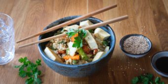 Eine Schale mit Asia-Chinakohl-Gemüse, Reis und Tofu
