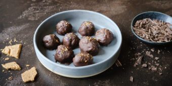 Vegane Spekulatiuskugeln mit Schokoglasur
