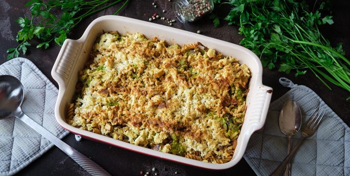 Veganer Wirsing-Nudelauflauf mit knuspriger Tofukruste