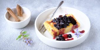 Vegane Polentaschnitten mit Blaubeeren, Zimt und Zucker