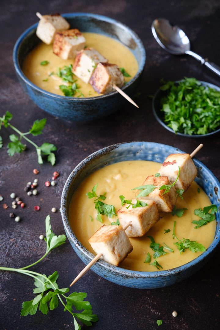 Zwei Schalen Pastinaken-Kartoffel-Suppe mit marinierten Tofuspießen