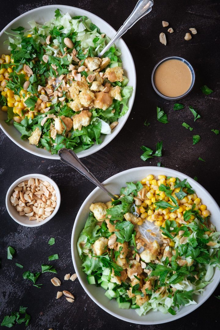 Eine grüne vegane Sommerbowl mit Glasnudeln, Tofu und Erdnusssoße