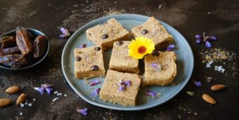 Vegane Kichererbsen-Erdnuss-Proteinriegel auf einem grauen Teller