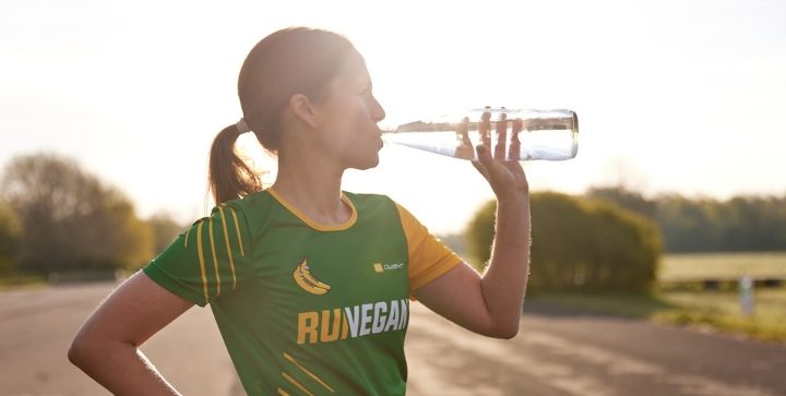 Katrin trinkt nach dem Laufen aus einer Wasserflasche