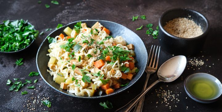 Salatgurke mal anders: Würzige Gurken-Mie-Nudelpfanne mit Tempeh
