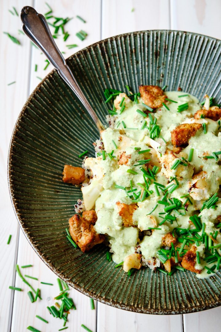 Gerösteter Blumenkohl und Tofu auf Quinoa mit einer Cashewsoße und frischem Schnittlauch
