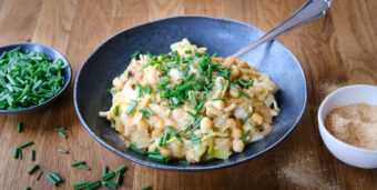 Schnelle Lauch-Kichererbsen-Pfanne mit frischem Schnittlauch