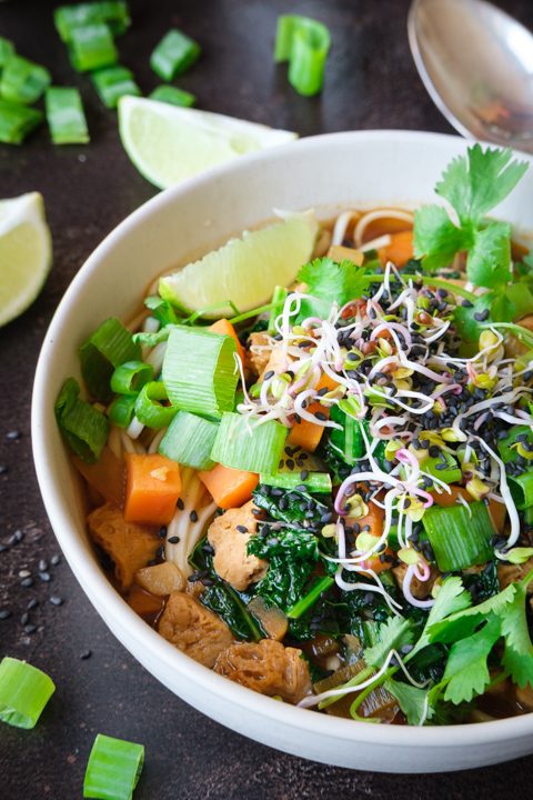 Eine bunte Asiasuppe mit Ramennudeln und Sojafleisch