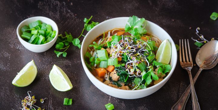 Vegane Asiasuppe mit Ramennudeln, grünem Gemüse und Sojaschnetzeln