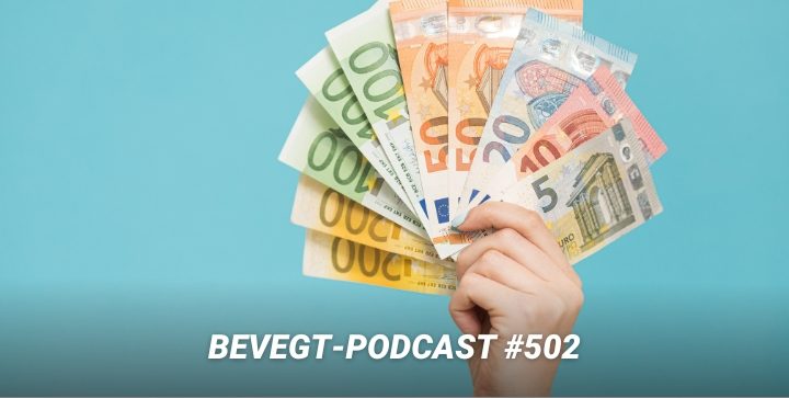 Eine Hand hält aufgefächerte Euroscheine