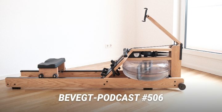 Ein WaterRower aus Holz steht in einem Raum mit weißen Wänden und Parkettboden