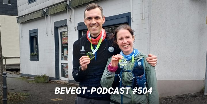 Katrin und Daniel zeigen ihre Medaillen nach dem Siebengebirgsmarathon 2025