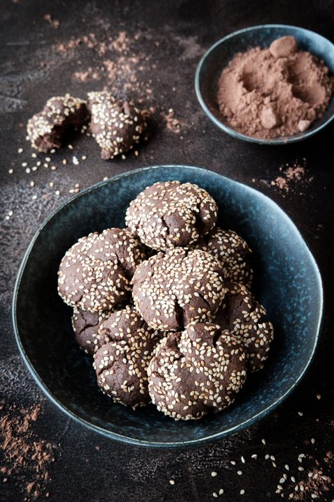 Vegane Schoko-Tahini-Plätzchen in einer schwarzen Schale auf einer dunklen Tischplatte