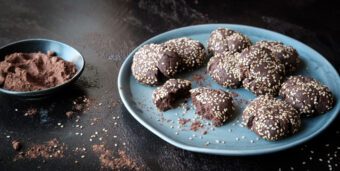 Ein Teller mit veganen Schoko-Tahini-Plätzchen