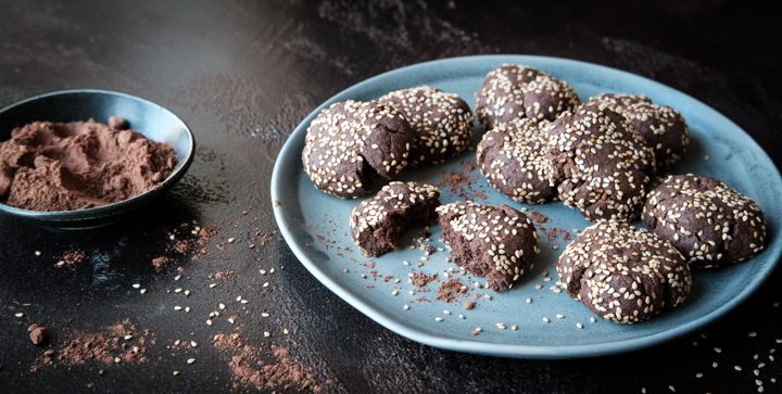 Vegane Schoko-Tahini-Plätzchen mit Sesamkruste