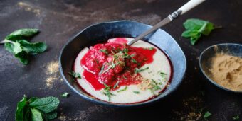 Ein Schälchen mit veganem Griespudding und einem roten Beerentopping