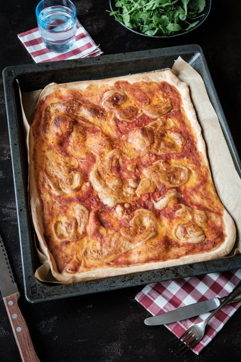 Ein Blech vegane Pizza Marinara