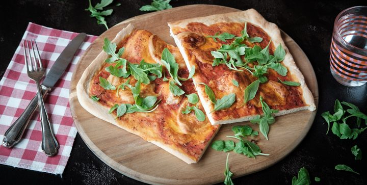 Pizza Marinara mit veganem Käse aus Mandelmus