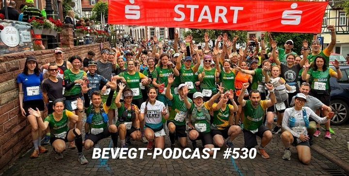 Ein Gruppenfoto der veganen Läufer:innen vor dem Start der 4. Etappe in Gelnhausen.