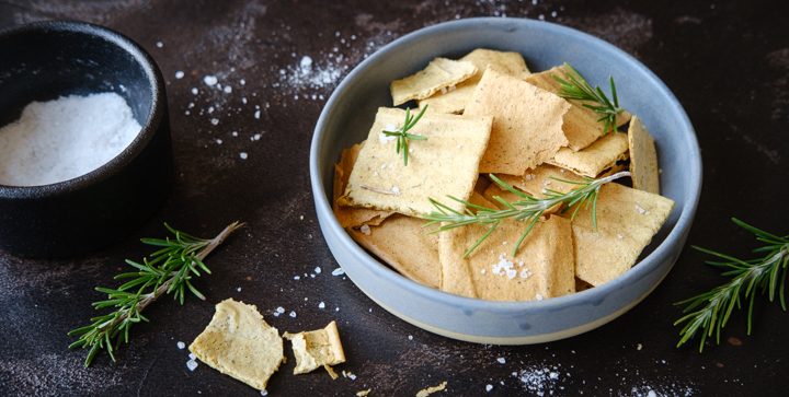 Vegane Kichererbsencracker mit Rosmarin und Meersalz in einer Schale