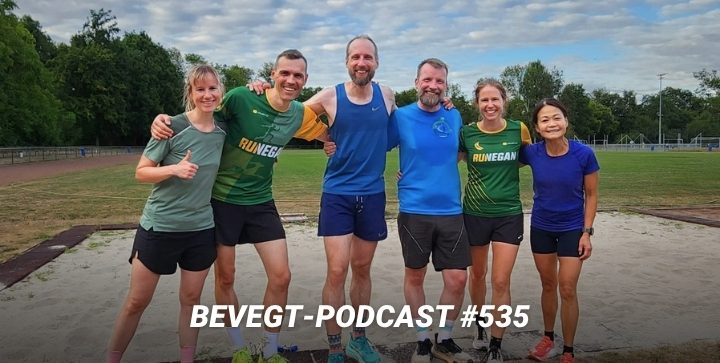 Katrin, Daniel und ihre Freunde auf dem Sportplatz